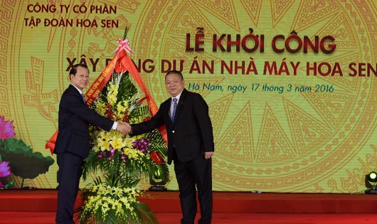 Phó Thủ tướng Vũ Văn Ninh trao hoa chúc mừng cho Tập đoàn Hoa Sen