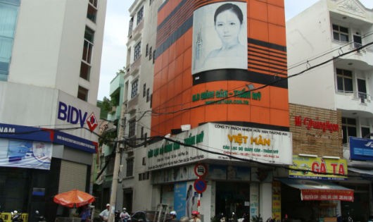 Bảng hiệu của cơ sở kinh doanh tại số 52c Nguyễn Bỉnh Khiêm trước khi thanh tra