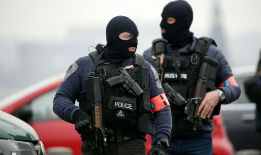 Cảnh sát Bỉ được điều động truy bắt các nghi phạm. Ảnh: AFP