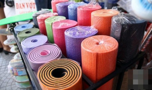 Thảm tập yoga xuất xứ Trung Quốc chứa chất hóa chất độc hại được bán tràn lan