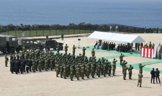Lực lượng phòng vệ Nhật Bản tại lễ khánh thành căn cứ quân sự mới trên đảo Yonaguni, tỉnh Okinawa ngày 28/3. (Ảnh: Reuters)