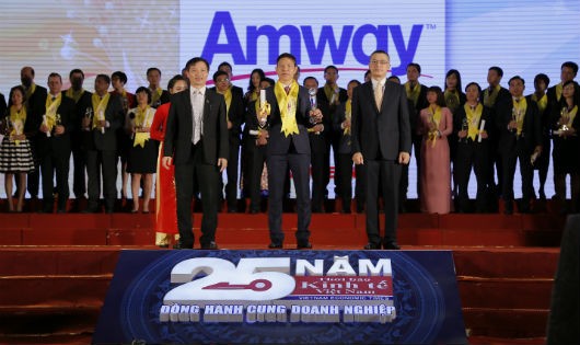 Amway Việt Nam đón nhận giải thưởng Rồng Vàng năm 2015