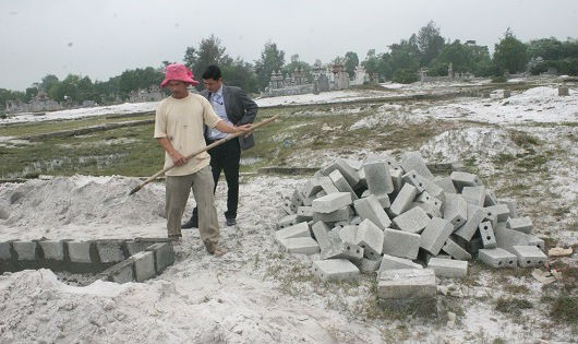 Lực lượng chức năng phá dỡ một khu “mộ
gió” xây dựng trái phép