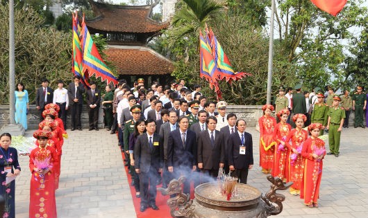 Lãnh đạo tỉnh Phú Thọ thực hiện nghi lễ dâng hương.