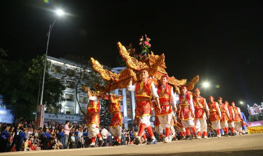 Hàng nghìn người tham gia lễ hội đường phố Việt Trì trong đêm