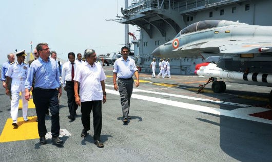 Bộ trưởng Quốc phòng Mỹ thăm căn cứ hải quân Ấn Độ. Ảnh: AFP