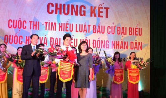 Ông Lê Hồng Sơn – Phó Chủ tịch UBND Thành phố Hà Nội và Bà Đàm Thị Ngân – Thành viên HĐQT AMD Group – đại diện nhà tài trợ trao giải nhất cho đội quận Long Biên