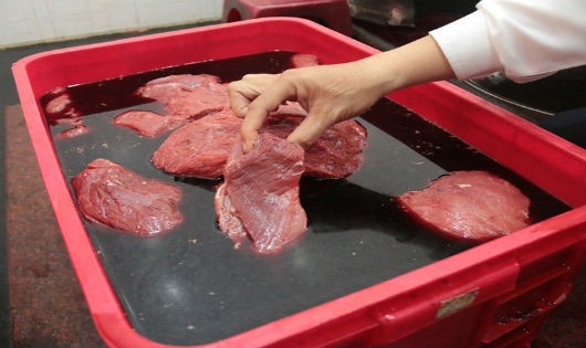 Thịt trâu giả thịt bò có màu đen sẫm, thớ thịt to và thô