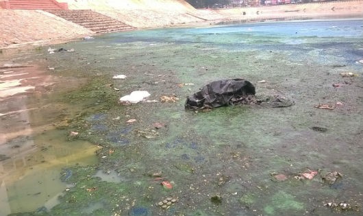 Mặt hồ Ngọc Khánh nhiều rác rưởi, ô nhiễm
