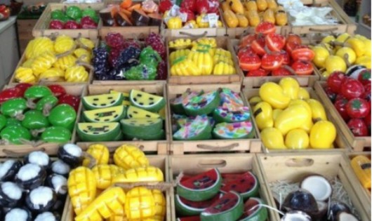 Trong khi thực tế ở Thái Lan, các loại xà bông tự nhiên đều được che chắn nhằm giữ màu và chất lượng thì ở Việt Nam lại được bày bán ngay dưới nắng