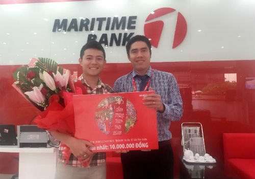 Đại diện Maritime Bank trao giải nhất “Lì xì may mắn” cho người trúng giải Dương Quang Thông (Thừa Thiên Huế) (bìa phải)