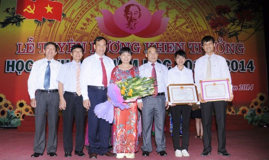 UBND tỉnh Hải Dương trao thưởng cho học sinh Trường THPT Kinh Môn II đạt giải cấp tỉnh năm học 2013 – 2014