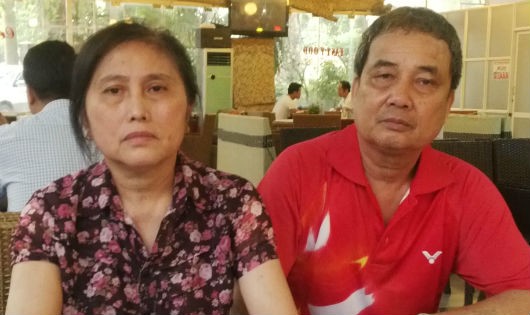 Vợ chồng bà Nguyễn Thanh Minh trao đổi sự việc với phóng viên