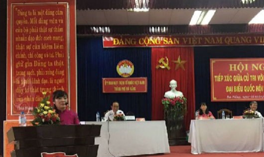 Đ/c Võ Thị Như Hoa – Giám đốc Sở Tư pháp trình bày Chương trình hành động tại Hội nghị tiếp xúc cử tri