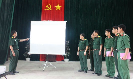 Cán bộ Tòa án Quân sự Quân khu 2 trao đổi thông tin pháp luật với cán bộ, chiến sỹ Trung đoàn 254, Bộ CHQS tỉnh Lào Cai