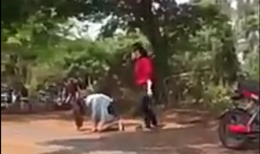 2 nữ sinh đánh nhau (ảnh cắt ra từ clip)