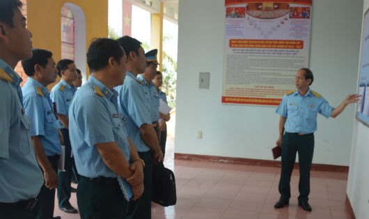 Đại tá Nguyễn Thế Minh - Chính ủy Sư đoàn  375 - kiểm tra công tác chuẩn bị bầu cử tại Trung đoàn  224