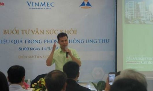 TS Phan Minh Liêm với buổi trò chuyên đầy tâm huyết chia sẻ kiến thức để phòng chống bệnh ung thư tại Bệnh viện Đa khoa Quốc tế Vinmec Nha Trang