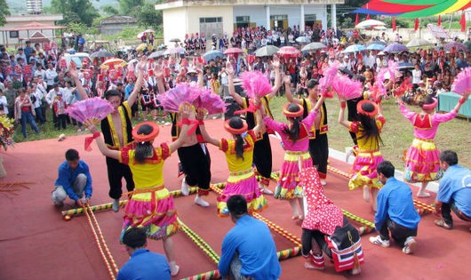 Múa sạp trong phiên chợ tình ở xã Đồng Văn, huyện Bình Liêu