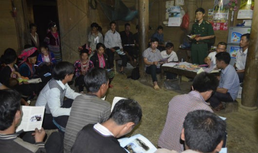 Bộ đội Biên phòng Lai Châu tuyên truyền pháp luật bầu cử tới người dân tại bản Nậm Tiến 1, xã Pa Tần, huyện Sìn Hồ