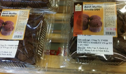Sản phẩm bánh ngọt quá hạn sử dụng được siêu thị Metro bày bán (Ảnh cắt từ clip)