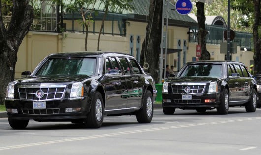 Đoàn xe rời khỏi Lãnh sự quán trên đường Lê Duẩn, Quận 1. Để đảm bảo an toàn, bao giờ cũng có 2 xe giống hệt nhau đón Tổng thống Mỹ