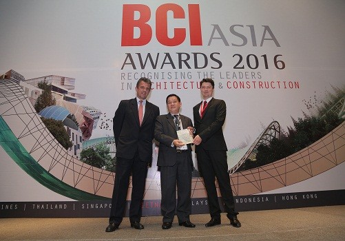 Đại diện lãnh đạo MIK Group nhận giải từ BCI Asia