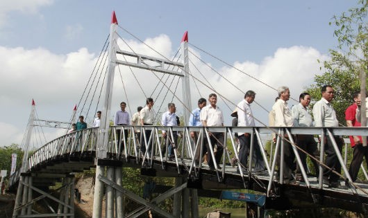 Cây cầu thép dây văng do nhãn hàng Trà Thảo Mộc Dr Thanh vừa được khánh thành tại Long An