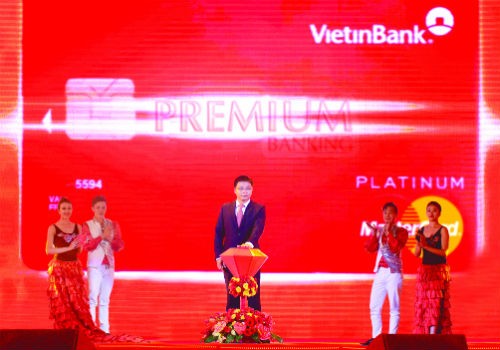 Chủ tịch HĐQT VietinBank Nguyễn Văn Thắng nhấn nút ra mắt dịch vụ VietinBank Premium Banking