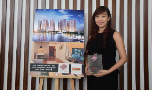 Bà Phạm Thị Minh Hiếu - Đại diện TNR Holdings nhận kỷ niệm chương top 10 Nhà phát triển BĐS hàng đầu Việt Nam