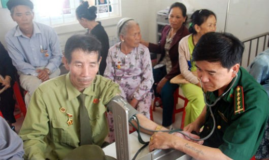 Bộ đội Biên phòng khám, chữa bệnh cho các cựu chiến binh và người dân