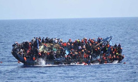 Một tàu chờ người di cư bị lật.