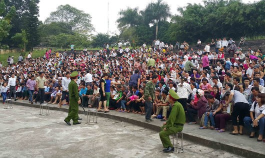 Người dân đến chật kín sân vận động dự phiên xử lưu động vụ thảm sát Yên Bái