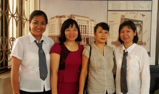 Chị Vũ Thị Nhung (thứ 2 phải sang) chụp ảnh cùng các luật sư trong niềm vui công lý sau phiên họp ngày 30/5