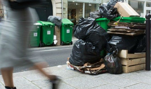 Rác thải chất đầy trên các đường phố ở Pháp. Ảnh: AFP