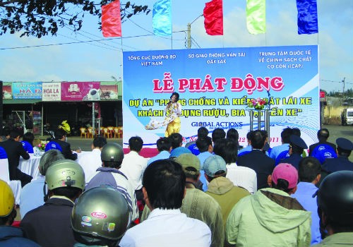 Diageo Việt Nam tham gia vào dự án “Phòng chống và kiểm soát lái xe khách sử dụng rượu, bia tại bến xe”. Ảnh: Hoàng Vũ

