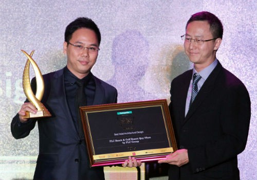 Ông Đặng Tất Thắng, Phó TGĐ Tập đoàn FLC (trái) nhận giải thưởng “Thiết kế kiến trúc khách sạn độc đáo nhất” - Giải thưởng Bất động sản Việt Nam 2016