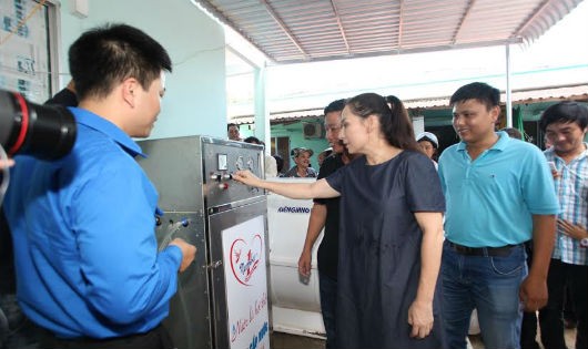 Ca sĩ Phi Nhung - Đại sứ chương trình Nước ngọt nghĩa tình vận hành khởi động máy lọc nước mặn thành nước ngọt tại Kiên Giang