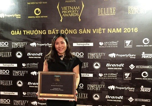 Bà Đinh Ngọc Châu Hương – đại diện Chủ đầu tư dự án Goldmark City nhận chứng nhận giải thưởng Bất động sản Việt Nam 2016