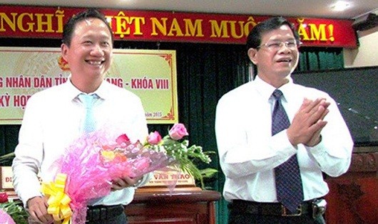 Ông Trịnh Xuân Thanh (trái) khi được bổ nhiệm Phó Chủ tịch UBND tỉnh Hậu Giang. Ảnh: Báo Hậu Giang