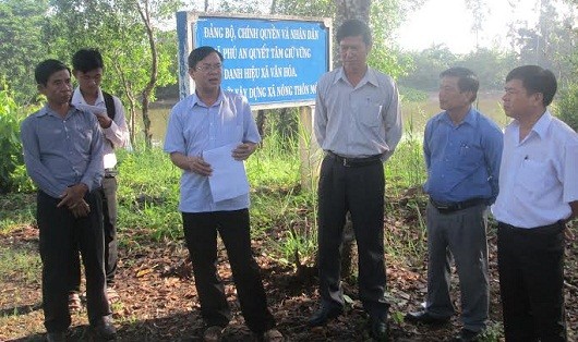 Phó Chủ tịch UBND tỉnh Hậu Giang Trương Cảnh Tuyên (bìa trái) kiểm tra sạt lở tại huyện Châu Thành