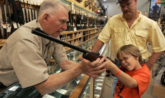 Ở Mỹ, trẻ con, phụ nữ cũng có thể thử súng, hỏi mua súng dễ như... mua rau.