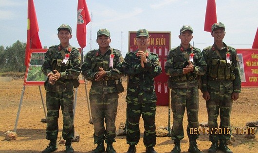 Binh nhì Quách Trường Phong (bìa trái) nhận “Hoa bắn giỏi”.