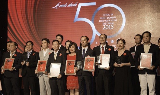 Ông Mai Hoài Anh đứng nhận giải cùng 50 Doanh Nghiệp được bình chọn của năm 2016