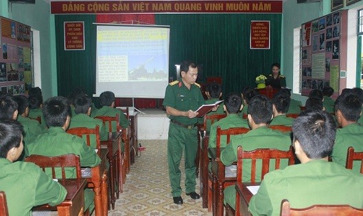 Thượng tá Hồ Hữu Hùng, Chính ủy Lữ đoàn Công binh 270 kiểm tra công tác giáo dục chính trị tại đơn vị