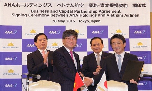 Tân Chủ tịch HĐQT Vietnam Airlines Phạm Ngọc Minh (thứ 2, trái sang) ký Thỏa thuận hợp tác với Tổng Giám đốc ANA hôm 28/5 tại Nhật