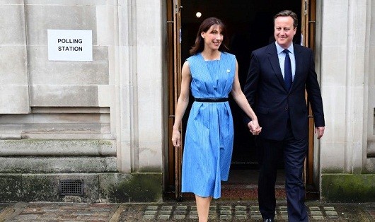 Thủ tướng Anh và phu nhân rời điểm bỏ phiếu. Ảnh: AFP