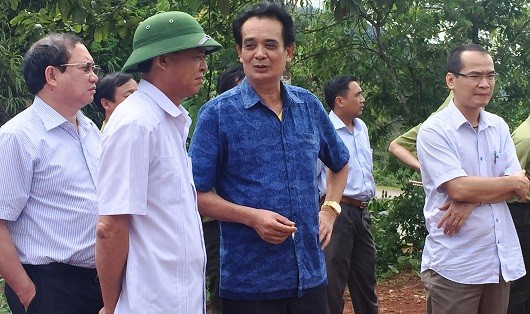 Thứ trưởng Bộ NN&PTNT Hà Công Tuấn (thứ hai từ trái sang) kiểm tra thực địa tình hình phá rừng ở Mường Nhé