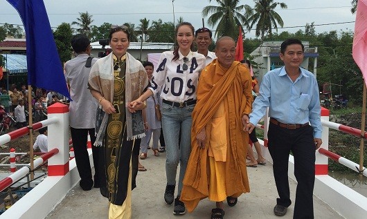 Lãnh đạo chính quyền địa phương thị trấn Kênh Cùng và Ban trị sự phật giáo tỉnh Hậu Giang tại buổi lễ khánh thành