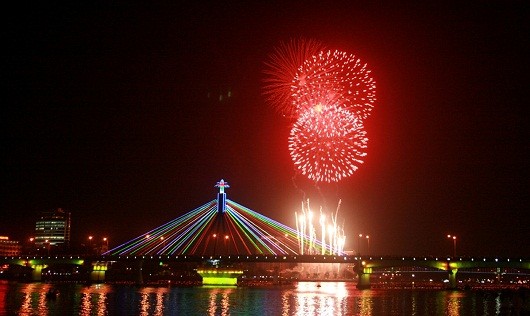 Cầu Sông Hàn trong đêm thi bắn pháo hoa quốc tế Đà Nẵng
